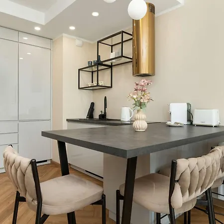 Sunny With Parking Near Polsat Arena By Renters Apartamento *